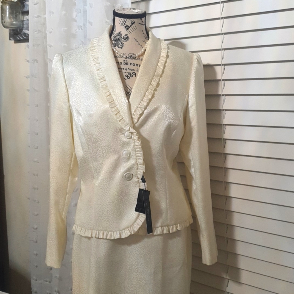 NWT Tahari Skirt Suit size 10. Ivory white color